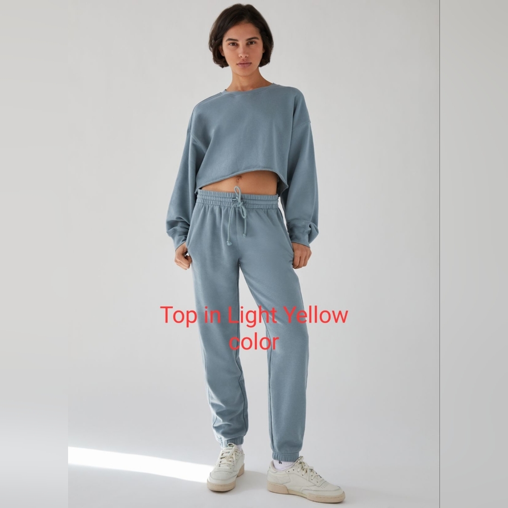 Aritzia TNA Airy Fleece Boyfriend Cropped Sweatshirt. Size 2